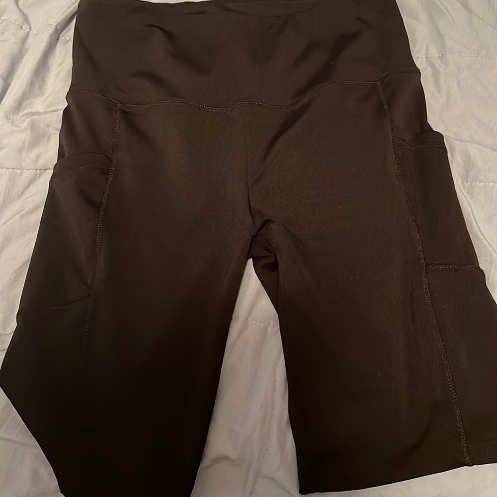 Yoga shorts with pockets on both sides